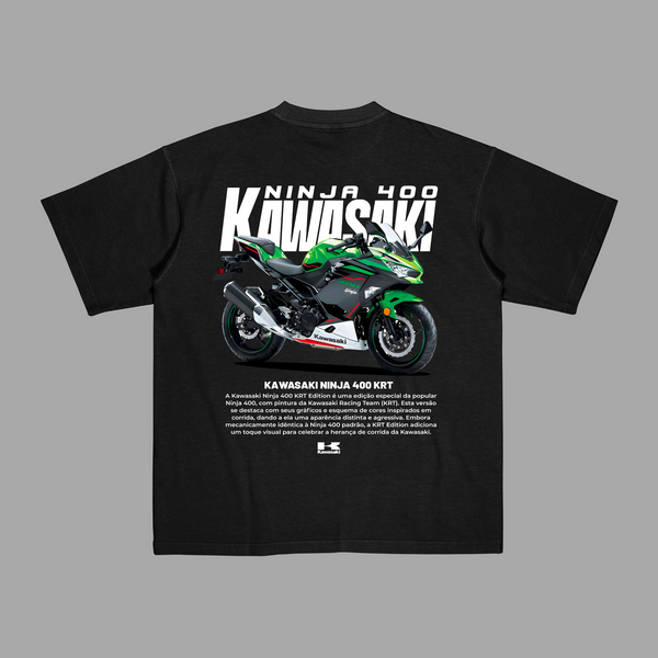 T shirt blanc Kawasaki Ninja 400 KRT, moto verte et noire vue arrière, fond neutre, modèle sport racing, design agressif.