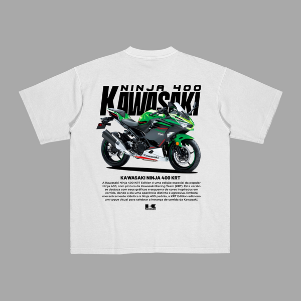 T shirt noir Kawasaki Ninja 400 KRT, moto verte et noire vue arrière, fond neutre, modèle sport racing, design agressif.
